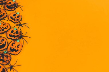 Mutlu Cadılar Bayramı. Modern balkabakları jack o fener ve örümcekler turuncu zemin üzerinde metin için boşluk ile sınırdır. Sezonun tebrik kartı. Sarı kağıtta Cadılar Bayramı süsleri