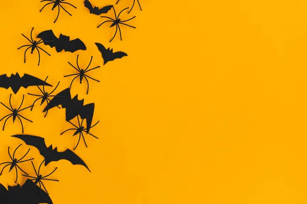 Halloween Låg Lågt Spindlar Och Fladdermöss Layout Orange Bakgrund Med — Stockfoto