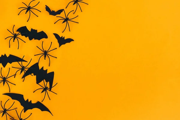 Glad Halloween Spindlar Och Fladdermöss Platt Låg Orange Bakgrund Med — Stockfoto