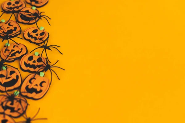 Halloween Gränsen Moderna Pumpor Jack Lykta Och Spindlar Orange Bakgrund — Stockfoto
