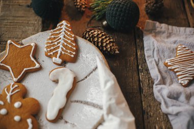 Noel süslemeli zencefilli kurabiyeler kırsal masada peçeteli, süslemeli, baharatlı. Atmosferik karamsar görüntü. Havalı Noel kurabiyeleri yapmak için. İyi tatiller.!