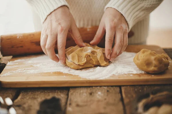 Hände Kneten Mit Nudelholz Und Mehl Lebkuchenteig Für Weihnachtsplätzchen Lebkuchen — Stockfoto