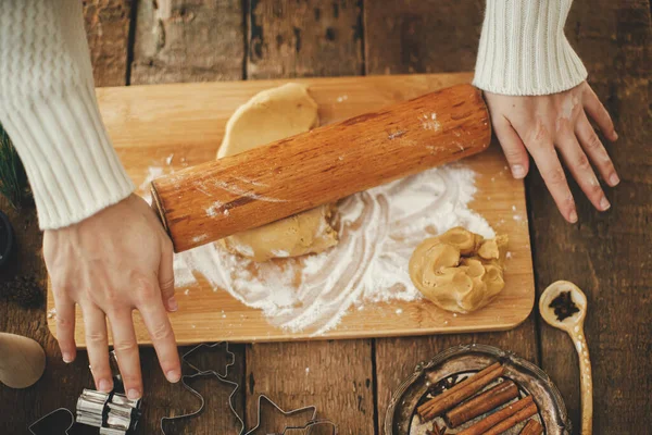 Hände Rollen Lebkuchenteig Mit Hölzernem Nudelholz Für Weihnachtliche Plätzchen Aus — Stockfoto