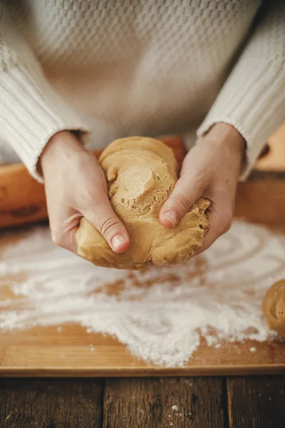 Noel Için Zencefilli Ekmek Hamuru Yoğuran Eller Tahta Tahtada Merdane — Stok fotoğraf