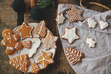 Mutlu Noeller ve mutlu tatiller! Noel kurabiyeleri peçeteli, süslemeli ve baharatlı köy kurabiyeleri. Huysuz görüntü, düz yatış. Süslü Noel kurabiyeleri..