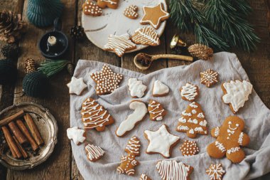 Mutlu Noeller ve mutlu tatiller! Noel kurabiyeleri peçeteli, süslemeli ve baharatlı köy kurabiyeleri. Huysuz görüntü, düz yatış. Süslü Noel kurabiyeleri..