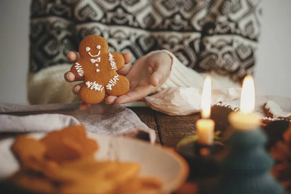 Ruce Drží Zdobené Perník Muž Vánoční Cukroví Pozadí Rustikálního Stolu — Stock fotografie