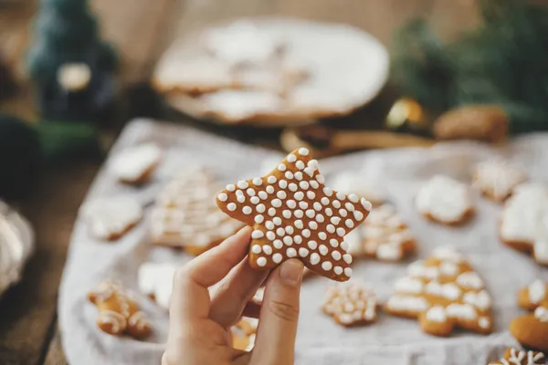 Kézben Tartva Díszített Mézeskalács Cookie Karácsonyi Csillag Háttérben Rusztikus Asztal — Stock Fotó