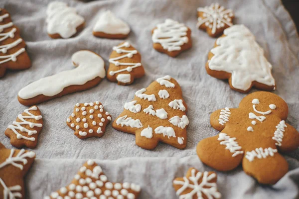 素朴なナプキンに現代のクリスマスジンジャーブレッドクッキー 雰囲気の良いイメージ スタイリッシュな装飾されたクリスマスジンジャーブレッドクッキー メリークリスマスとハッピーホリデー — ストック写真