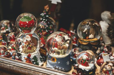 Mutlu Noeller! Vitrindeki kar küreleri çok şık. Kış tatilleri için Avrupa şehir caddesinde Noel şenlikli sokak dekorasyonu. Sihirli küçük xmas sahnesi, tatil kış panayırı.