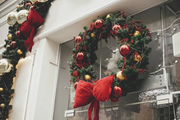 Couronne Noël Élégante Avec Des Boules Rouges Dorées Grand Arc — Photo