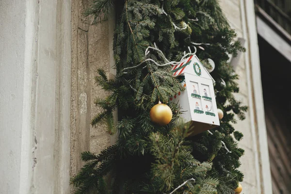 Elegante Casa Navidad Ramas Abeto Decoración Fachada Del Edificio Tienda — Foto de Stock