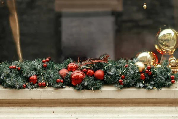 Stilvolle Weihnachtliche Fichtenzweige Und Rot Goldene Christbaumkugeln Schmücken Die Schaufenster — Stockfoto