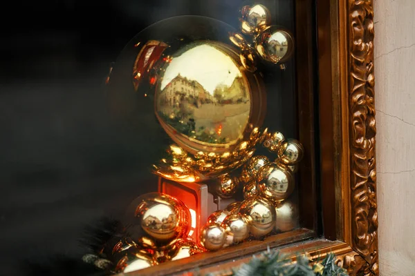 Şık Noel Ladin Dalları Binaların Veya Mağazaların Camlarında Altın Mücevher — Stok fotoğraf