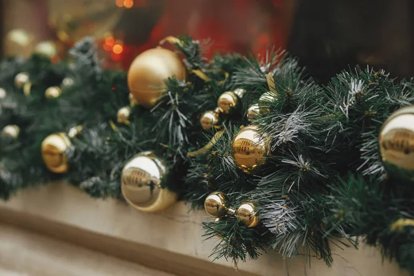 Stylish Christmas Spruce Галузки Золоті Бульбашки Прикраси Вікні Будівель Або — стокове фото