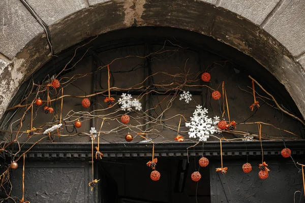 Стильный Простой Рождественский Декор Ветками Оранжевыми Орнаментами Окне Двери Рождественский — стоковое фото