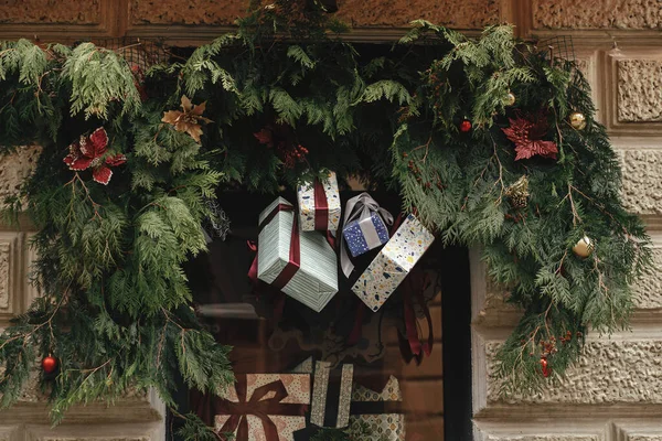 Stilvolle Weihnachtlich Verpackte Geschenke Und Zedernzweige Schmücken Die Schaufenster Von — Stockfoto
