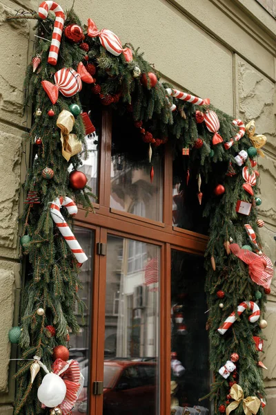Stilvolle Weihnachts Zuckerstangen Roter Schmuck Fichtenzweige Als Dekoration Fenstern Türen — Stockfoto
