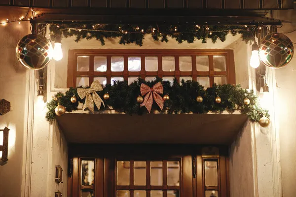 Stilvolle Weihnachtliche Fichtenzweige Mit Ornamenten Und Schleifen Fenster Oder Der — Stockfoto