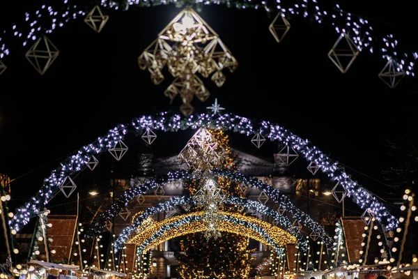 Stijlvolle Kerstversiering Met Gouden Lichten Verlichting Van Het Stadsplein Vakantiebeurs — Stockfoto