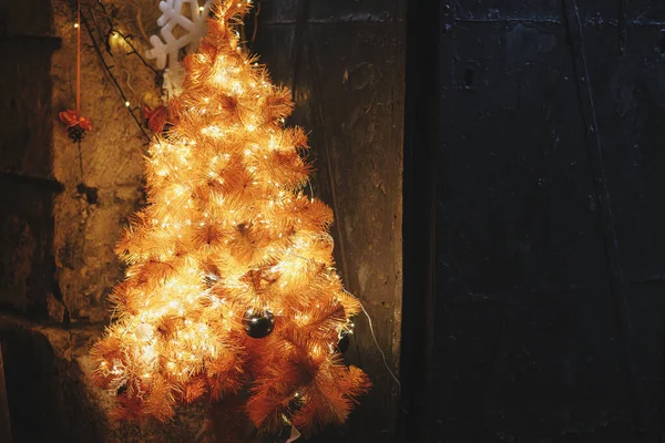 Árbol Navidad Estilo Amarillo Las Luces Iluminación Por Tarde Las — Foto de Stock