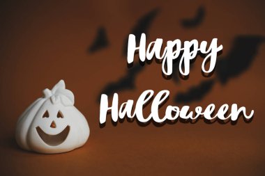 Koyu turuncu arka planda uçan siyah yarasalar üzerinde Jack o fener kabağı yazan Cadılar Bayramı tabelamız kutlu olsun. Sezonun tebrik kartı. El yazısıyla mutlu cadılar bayramı mesajı. Şaka mı şeker mi?