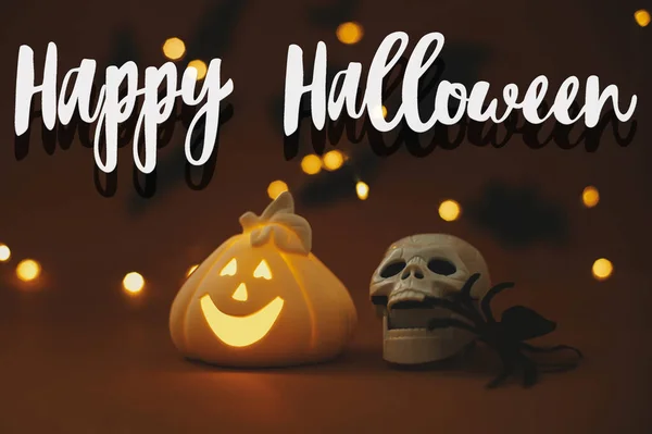 Happy Halloween Znak Tekstowy Świecącej Dyni Jack Latarni Czaszki Pająkiem — Zdjęcie stockowe