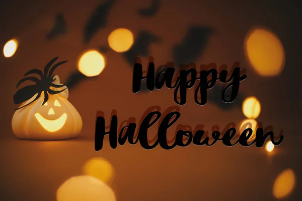 Happy Halloween Znak Tekstowy Świecącej Dyni Jack Latarni Pająkiem Ciemnopomarańczowym — Zdjęcie stockowe