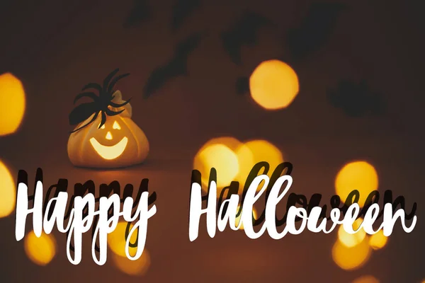 Happy Halloween Znak Tekstowy Świecącej Dyni Jack Latarni Pająkiem Ciemnopomarańczowym — Zdjęcie stockowe