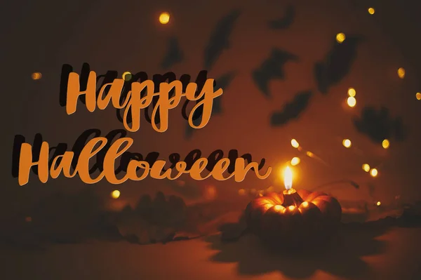 Happy Halloween Znak Tekstowy Świecy Dyni Spalania Ciemnopomarańczowym Tle Światłami — Zdjęcie stockowe