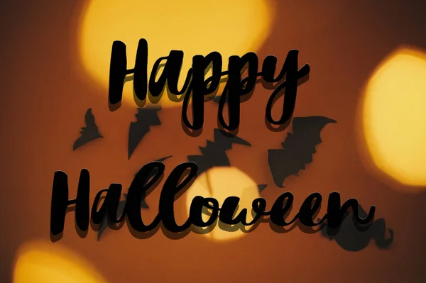 Happy Halloween Znak Tekstowy Czarnych Nietoperzy Latających Ciemnopomarańczowym Tle Światłami — Zdjęcie stockowe