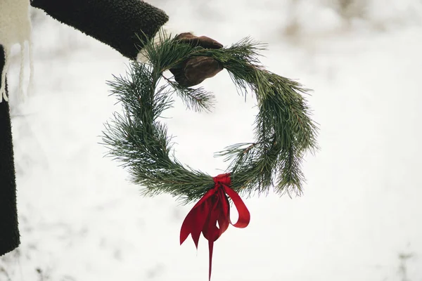 Stilvolle Frau Mit Adventskranz Winterpark Junges Weibchen Kuscheligen Fäustlingen Und — Stockfoto