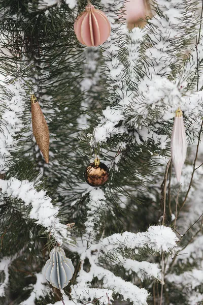 Moderner Weihnachtsschmuck Hängt Schneebedeckten Tannenzweigen Geschmückter Weihnachtsbaum Mit Stilvollen Kugeln — Stockfoto