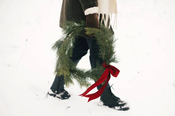 Veselé Vánoce Stylová Žena Vánočním Věncem Zimním Parku Mladá Fena — Stock fotografie