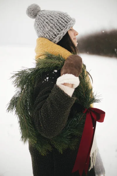 Merry Christmas Stylish Beautiful Woman Christmas Wreath Snowy Winter Field — Stock Photo, Image