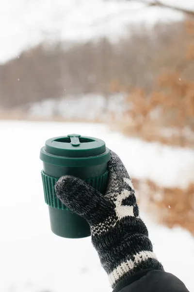 Hand Hand Hält Eine Wiederverwendbare Warme Tasse Tee Auf Dem — Stockfoto