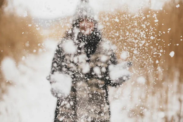 Sníh Vzduchu Pozadí Rozmazaného Obrazu Stylové Šťastné Ženy Pletených Rukavicích — Stock fotografie