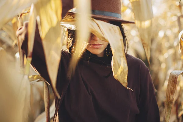 Retrato Mulher Elegante Chapéu Escondendo Rosto Com Folhas Milho Outono — Fotografia de Stock