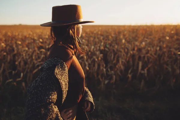 Mulher Bonita Elegante Chapéu Marrom Andando Luz Pôr Sol Campo — Fotografia de Stock