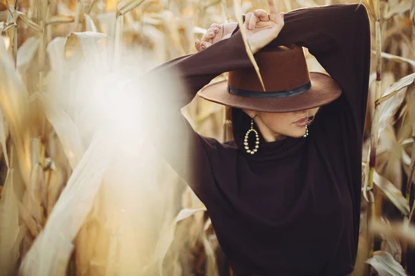 Portret Stylowej Kobiety Kapeluszu Brązowych Ubraniach Pozujących Jesiennym Polu Kukurydzy — Zdjęcie stockowe