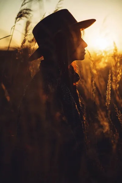 Silhouette Beautiful Stylish Woman Hat Standing Grass Warm Sunset Light — Stock Photo, Image