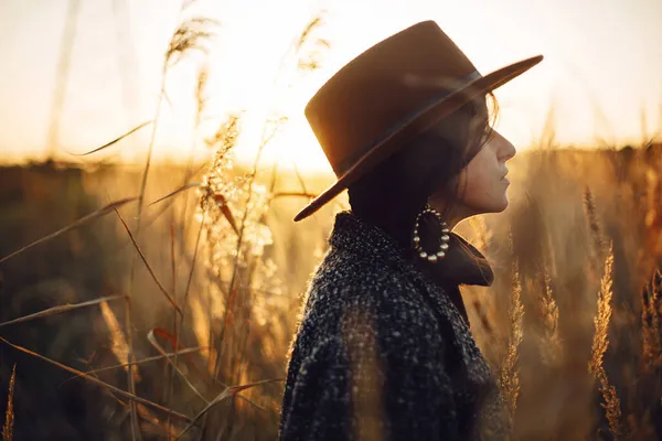 Retrato Hermosa Mujer Con Estilo Sombrero Pie Hierba Luz Cálida — Foto de Stock