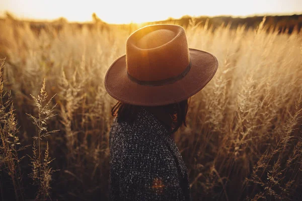 Mulher Elegante Chapéu Desfrutando Luz Quente Pôr Sol Entre Grama — Fotografia de Stock