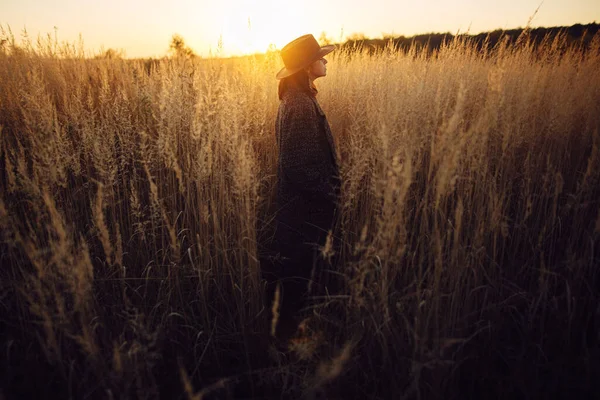 Стильна Жінка Капелюсі Стоїть Траві Теплому Світлі Заходу Сонця Осінньому — стокове фото
