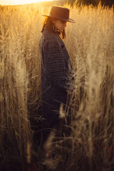 Mooie Stijlvolle Vrouw Hoed Vintage Jas Gras Warme Zonsondergang Licht — Stockfoto