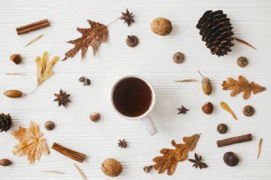 Sonbahar yatağı. Sonbahar yapraklı, fındıklı, böğürtlenli, anasonlu, meşe palamutlu, tarçınlı sıcak çay. Sıcak sonbahar günleri. Mutlu Şükran Günleri ve Cadılar Bayramı. Merhaba sonbahar sezonu