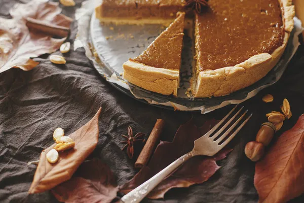 Mutlu Şükran Günleri Kağıt üzerinde parşömen kâğıdı üzerinde balkabağı turtası keten peçete, sonbahar yaprakları, anason, tarçın ve çatal bıçaklı. Ev yapımı kabak tartı tarifi..