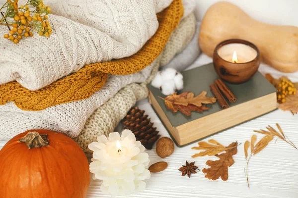 舒适的秋日 缓慢的生活 舒适的毛衣 秋天的树叶 燃烧的蜡烛和房间里白色木制背景的旧书 感恩节快乐 — 图库照片