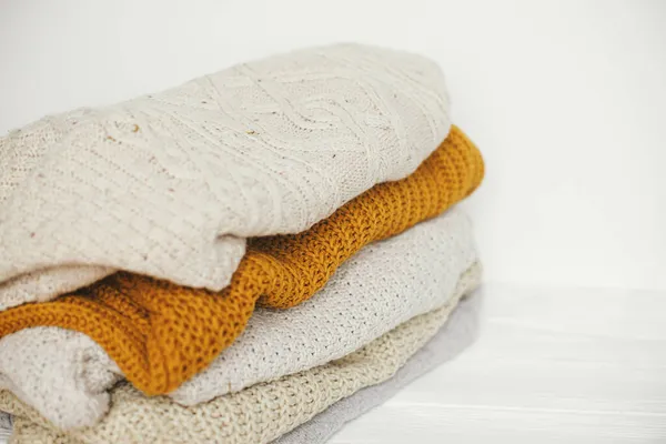 Przytulne Swetry Drutach Stos Białych Żółtych Beżowych Swetrów Dzianin Zamkniętych — Zdjęcie stockowe