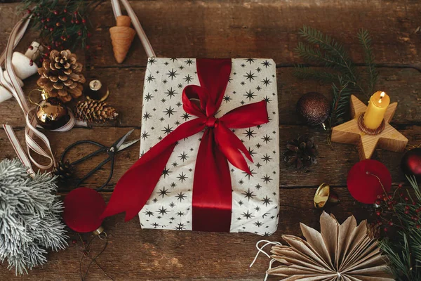 Stilvolles Weihnachtsgeschenk Papier Gewickelt Mit Roter Schleife Auf Rustikalem Holztisch — Stockfoto